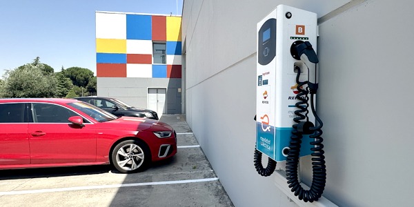 Pinna Fidelis impulsa la movilidad sostenible con dos puntos de recarga para vehículos eléctricos