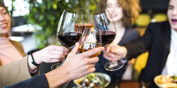 El vino como regalo en las celebraciones: una elección que gana protagonismo